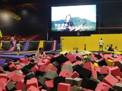 -嘿哟动霸CHUA·新潮玩运动娱乐中心·蹦床滑冰团建乐园
