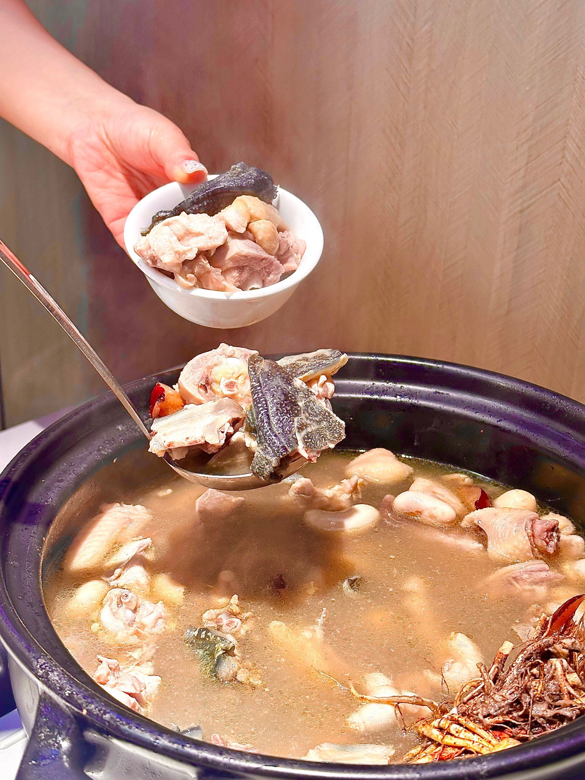 甲鱼,土鸡,牛鞭煮10分钟
鸡子,肥牛,生蚝只需两分钟
先吃肉再喝汤