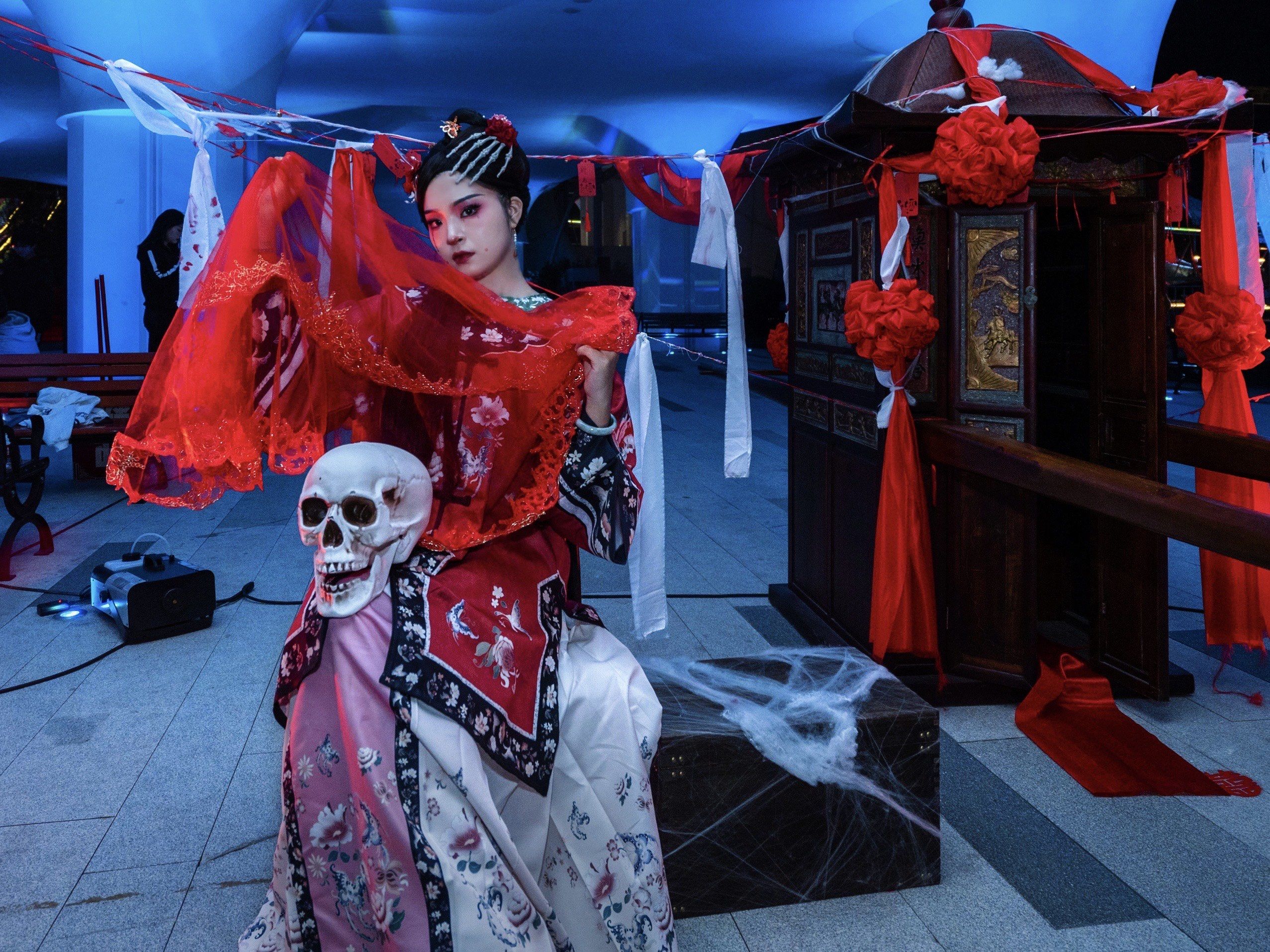 化妆成鬼新娘去过万圣节却被当成npc