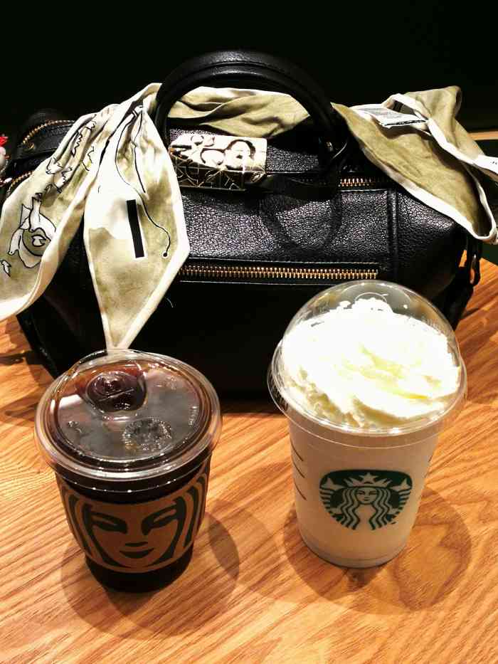 星巴克(深圳机场t3 gtc店)-"这家星巴克在出发层的扶梯上去 人不少啊.