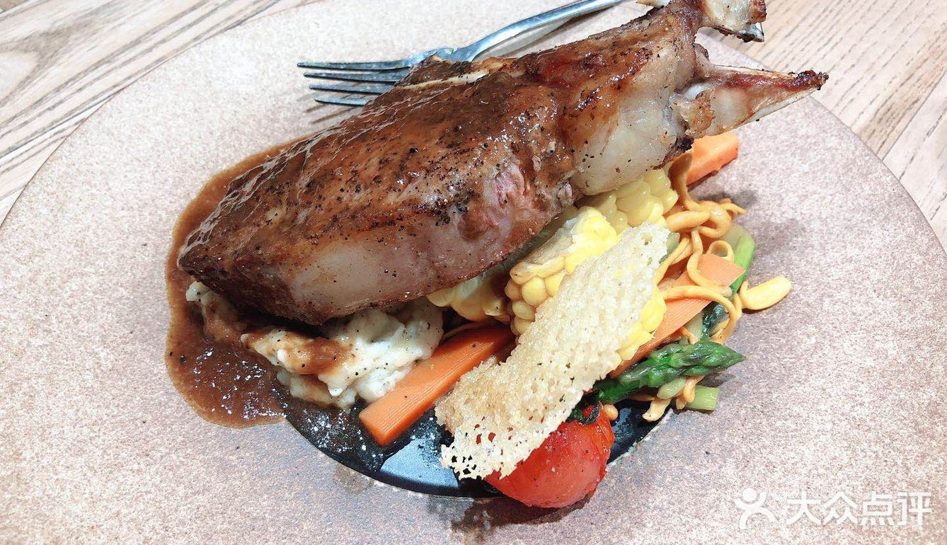 周末出去过小世界 点了羊排/牛排和蔬菜色拉