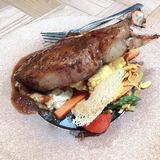 周末出去过小世界 点了羊排/牛排和蔬菜色拉