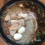 全是本地人在吃,门外都坐满了人,不是游客区一次生意