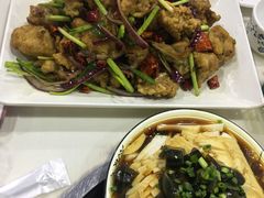 -虾弄弄海派小龙虾·牛羊蝎子火锅