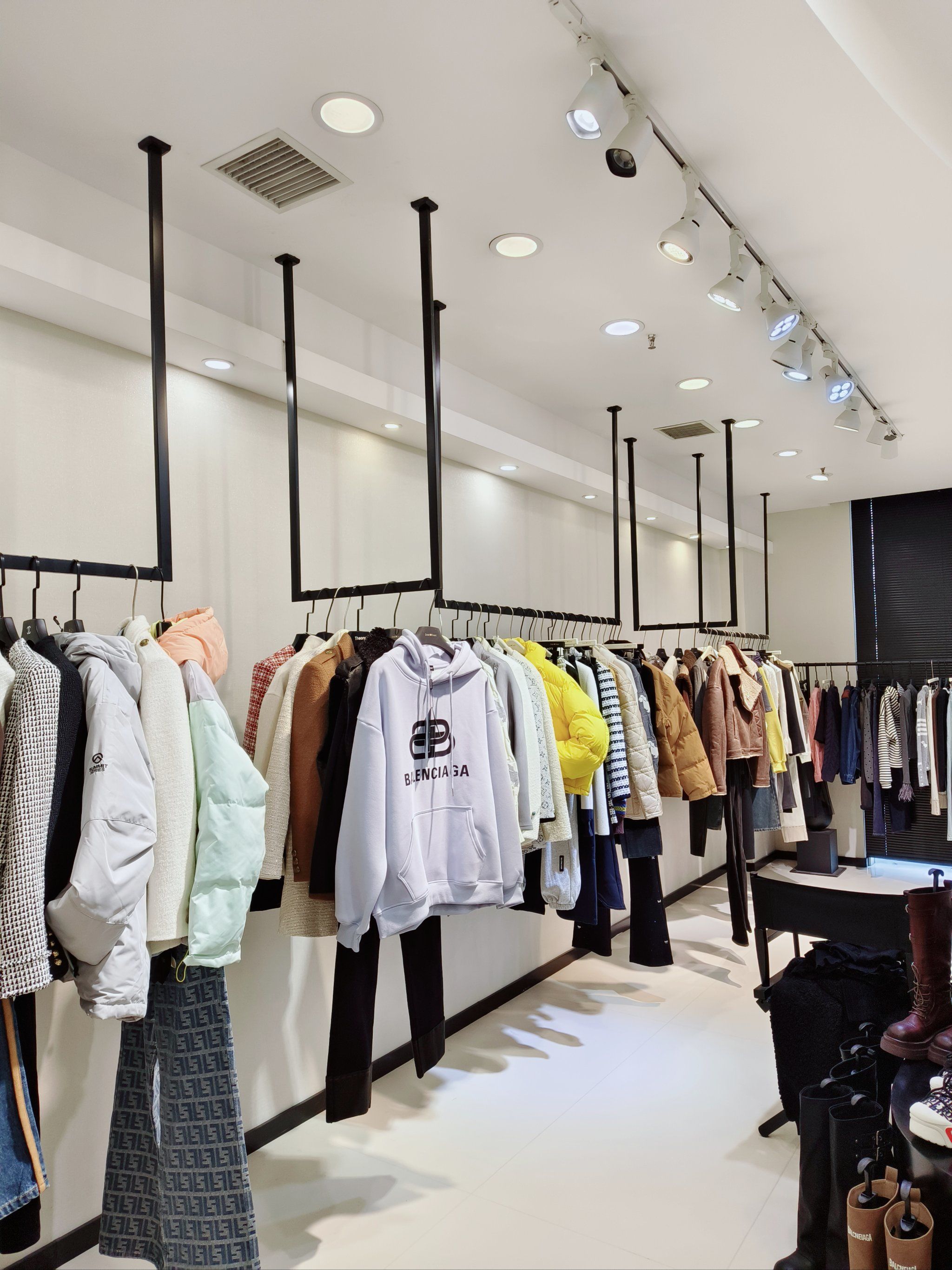今天去了盛华公馆里面的一家服装店.
该说不说,她家真的太棒了