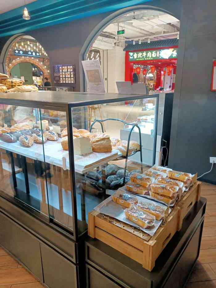 好百客面包房(远大购物中心店)-"好百客食品馆食品种类多,水果,寿司
