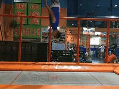教练演示蹦床教学动作-零度滑雪室内训练中心(莘庄店)