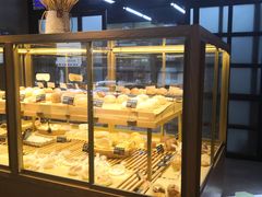 面包甜点陈列柜-啊噗吐呦现场烘焙(麦凯乐店)