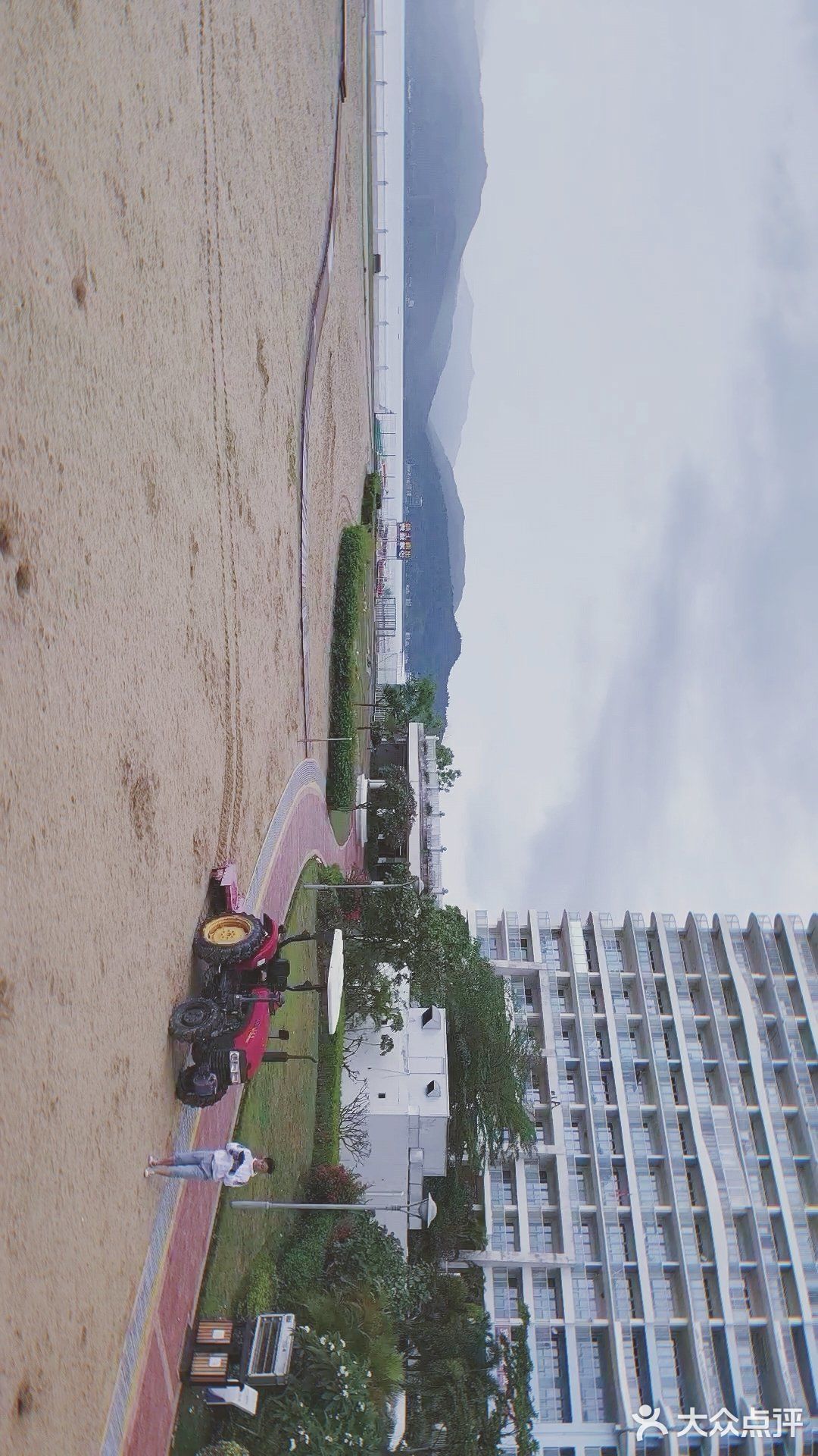 穿过融创海湾半岛海景，就到了海边沙滩