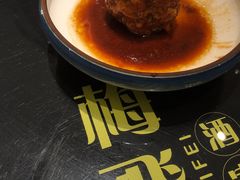 鸭蛋黄狮子头-梅飞酒家(桑园路店)