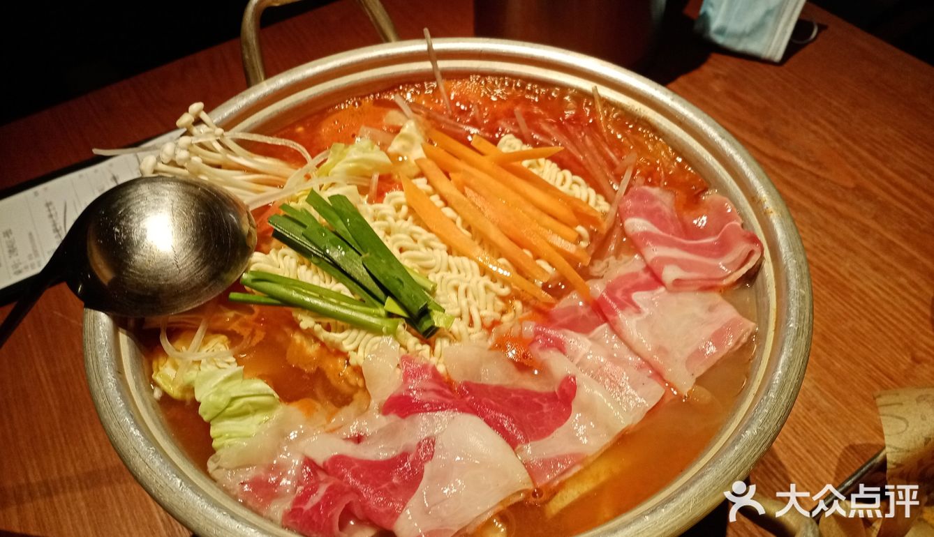 上面撒的粉很香。「铁板章鱼肥牛」铁板章鱼肥牛撒上芝士