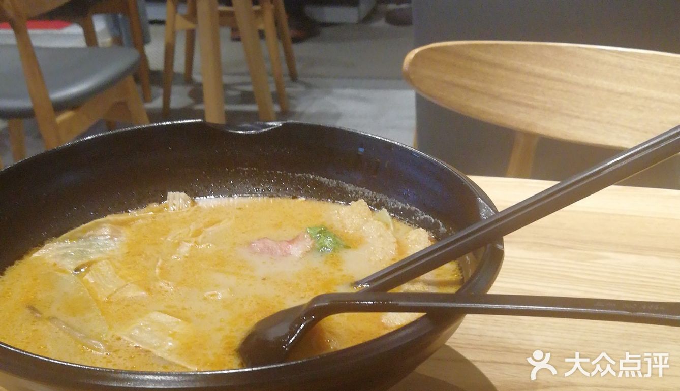 这家店是开在日月光地铁站出口处