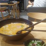 这家店是开在日月光地铁站出口处