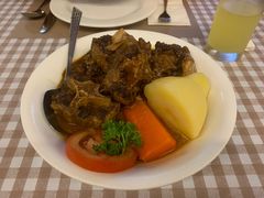 焖牛尾-船屋葡国餐厅