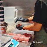 都说现在餐饮行业惨淡，可这家肉肉大米每天都大排长龙啊[嘘]