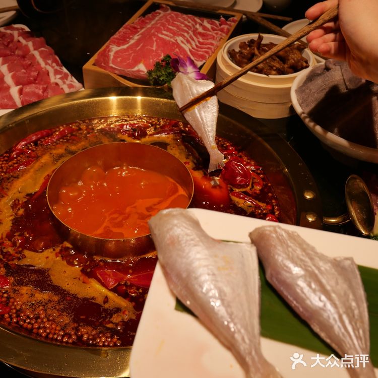 重庆探店光与影|解放碑摩洛哥洞穴火锅