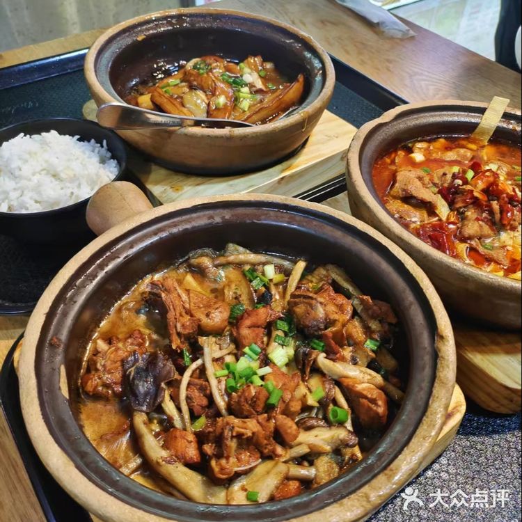 生意很好的老成都砂锅菜