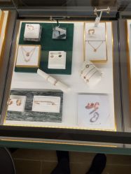 -周生生Chow Sang Sang(恒隆广场店)