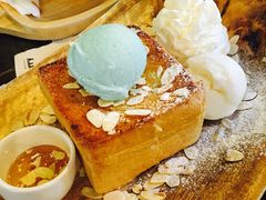 冰淇淋双球土司-莓园冰淇淋店