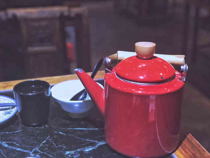 疙瘩汤是最喜欢的,用搪瓷茶缸盛的,铁板鱿鱼就一般般