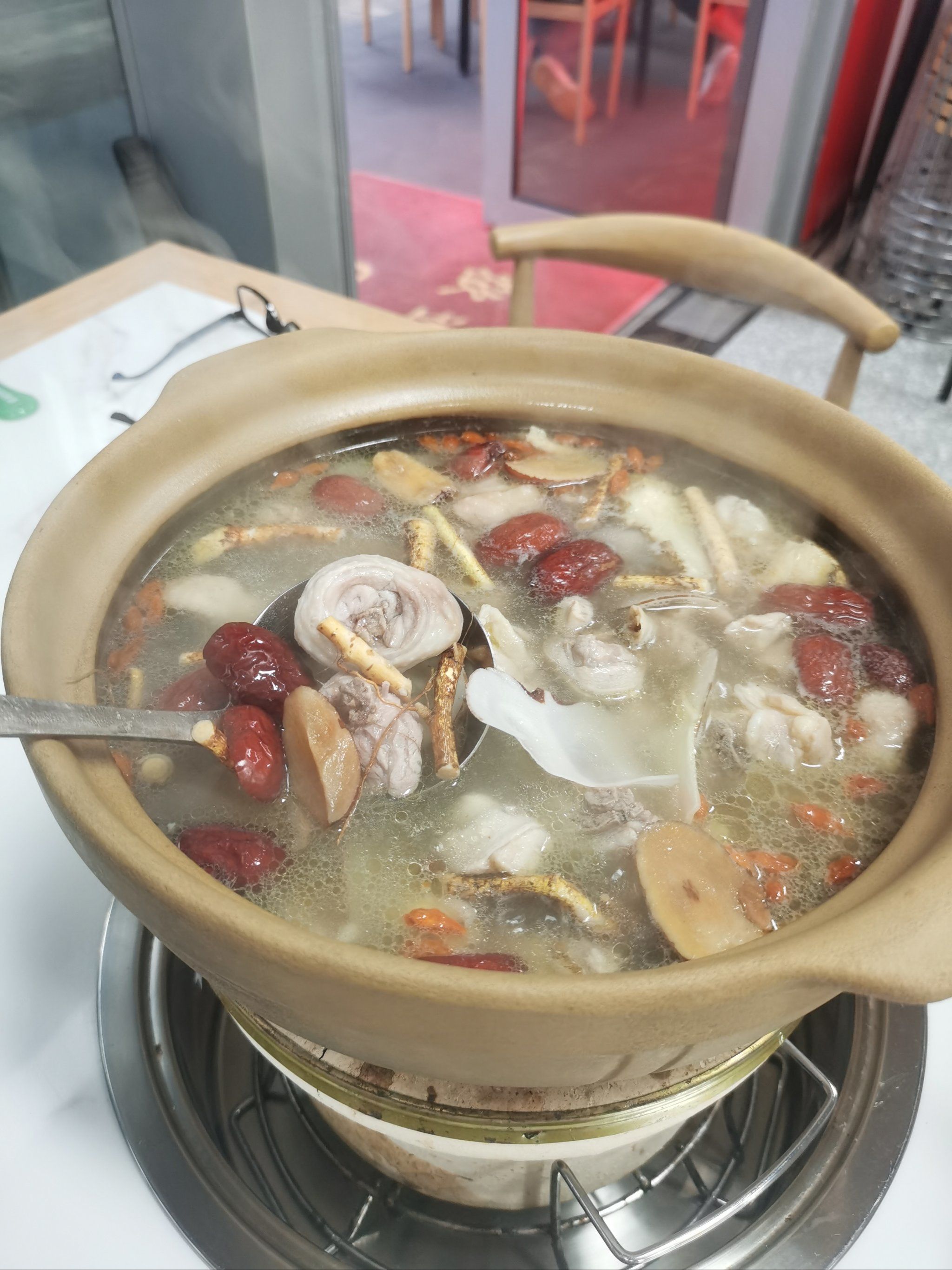 「甲鱼鸡子牛鞭煲(莲塘店)」店铺是新开的,工作日晚餐时间段人还停多