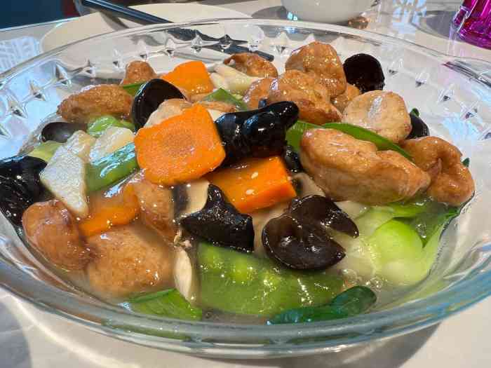 慧缘素食(淮海东路店)-"中午跟同事看了点评去吃的,平均年龄我们桌.