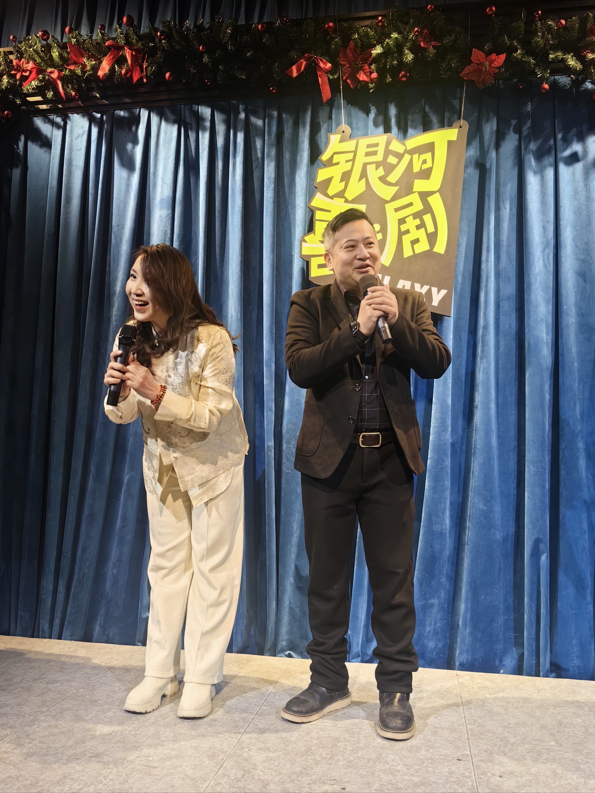 特别喜欢上海滑稽剧团的两位演员曹毅,沈远老师