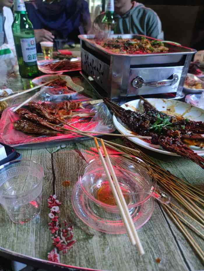 路边大排档-"位置在青山湖区-城南大道(保利心语花园).