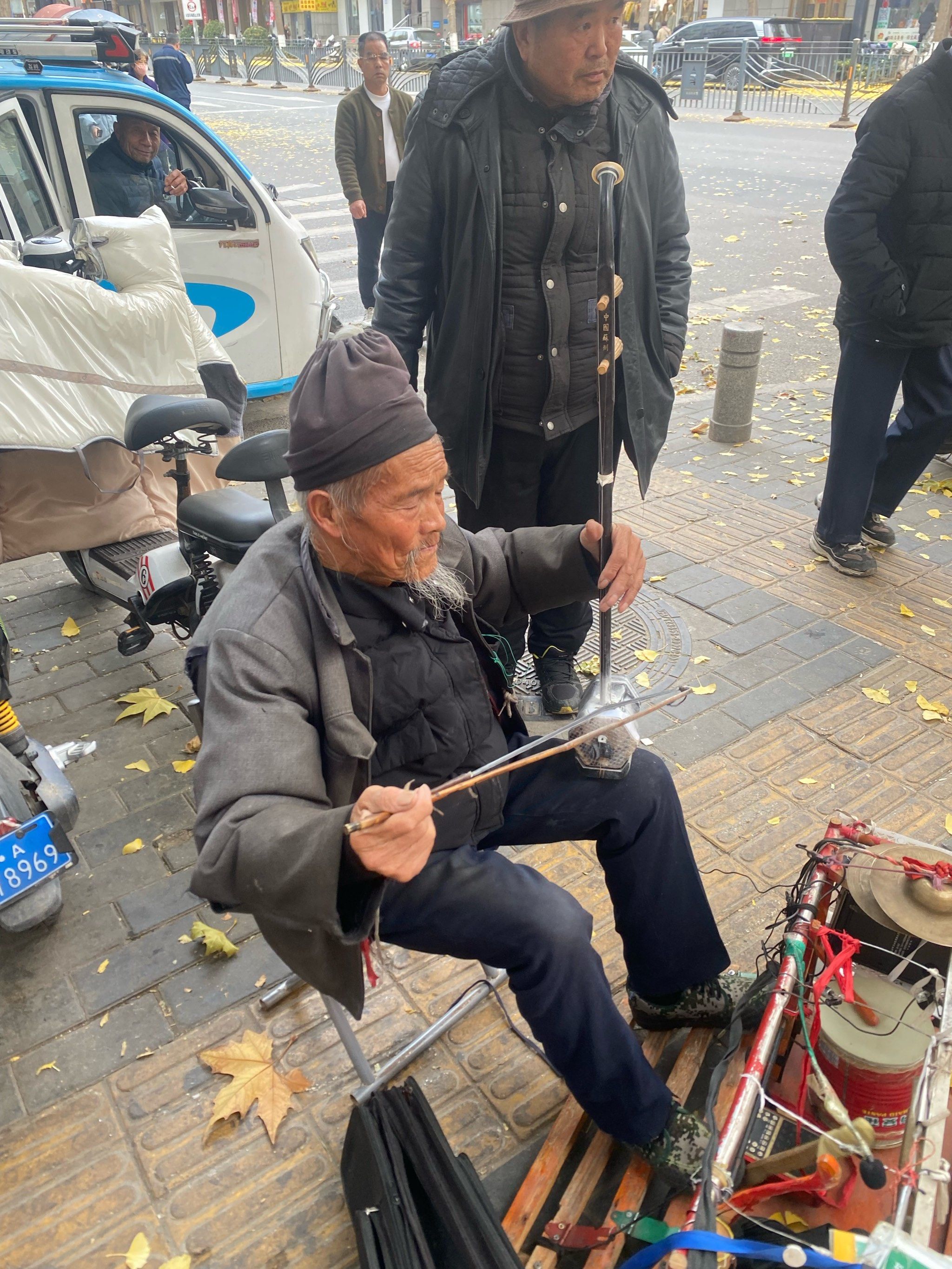 拉二胡的老人