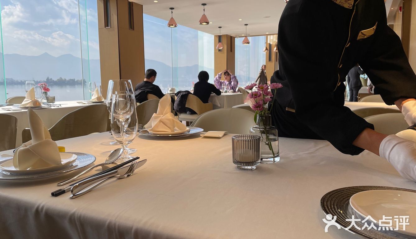 打卡东钱湖边的 远 餐厅