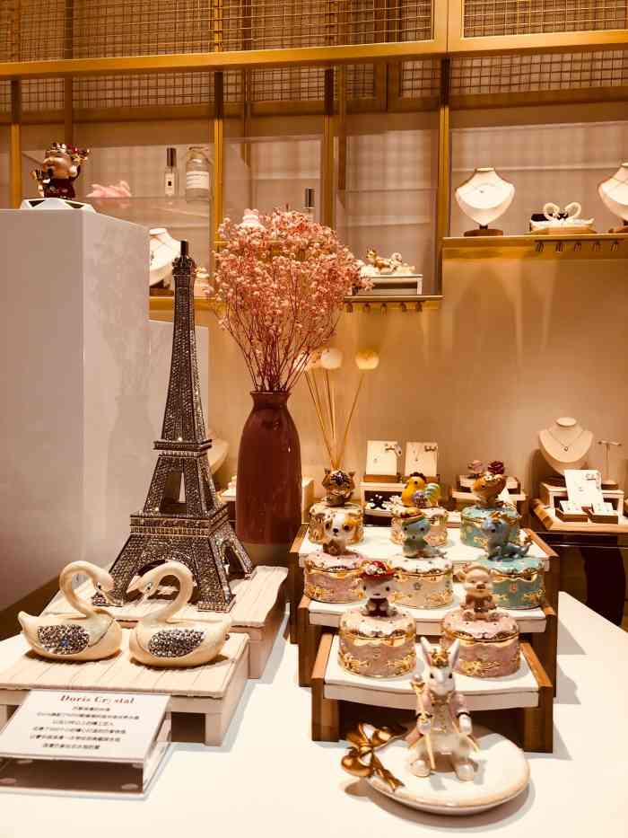 doris crystal(上海长宁店)-"这家店位于言几又书店里面,开心地发现