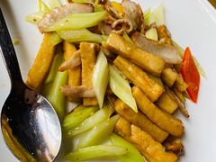 芹菜杏鲍菇猪颈肉-阳朔糖舍酒店·糖舍餐厅&酒吧