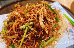 Dry-Fried Tea Tree Mushrooms with Shredded Smoked Chicken