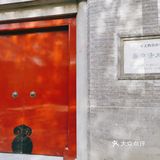 中式传统风格的大门掩映着中西合璧的校舍