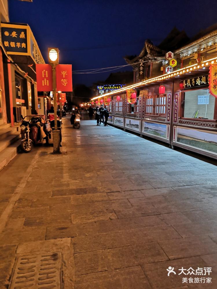 甘肃张掖的仿古街: 是一条仿古建筑物的大