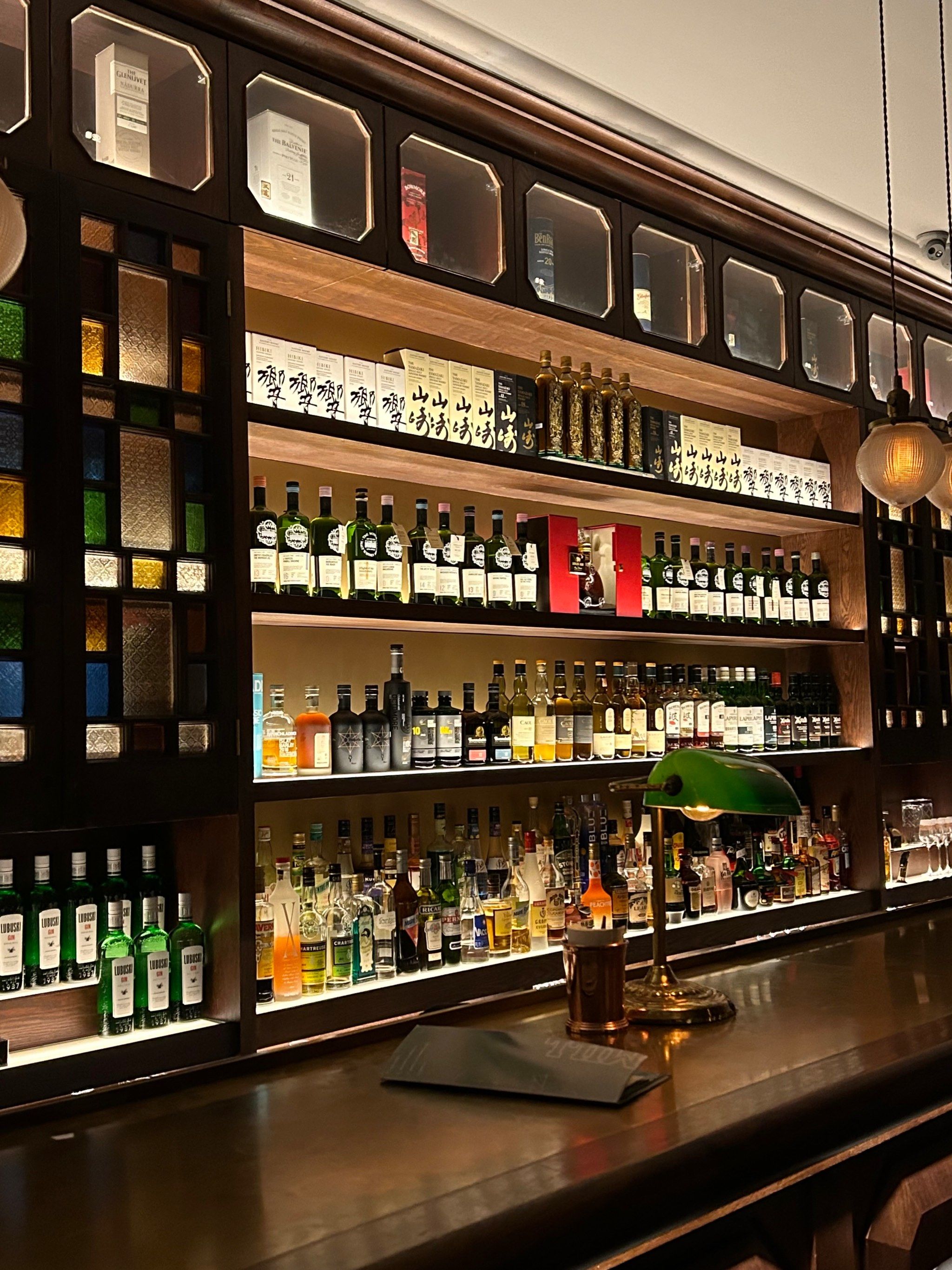 南山路沿街的民国风bar 好有氛围感