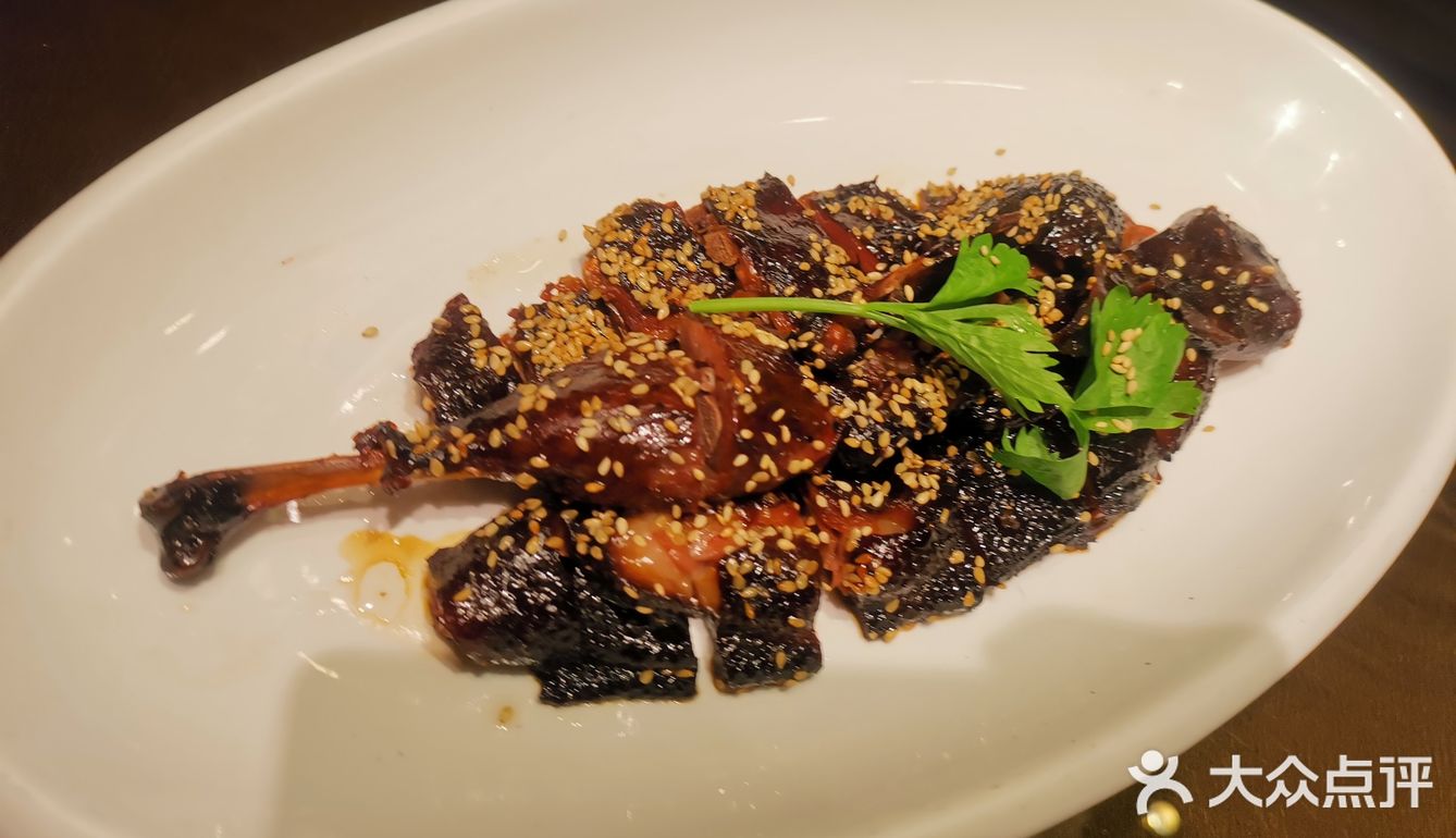 主打松江本帮菜，开了很久，特色菜是勾魂鱼，那个鱼汤真的挺勾魂