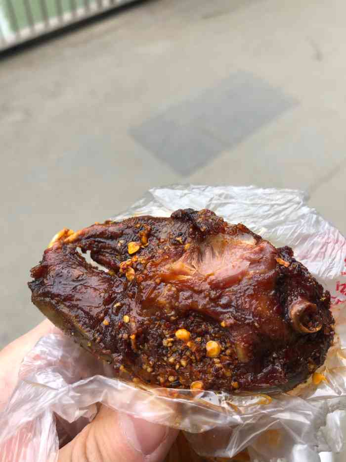 邓氏兔头-"是一家很小的店面甚至一点都不起眼,买来送.