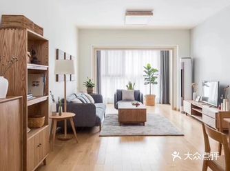 客厅不是很大，我们通过选用同一款地板满铺，阳台、客厅