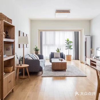 客厅不是很大，我们通过选用同一款地板满铺，阳台、客厅