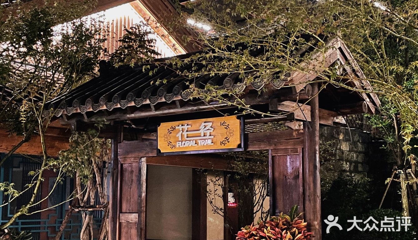 这里是青岛｜初秋夜晚的古唐小镇如同仙境🏯