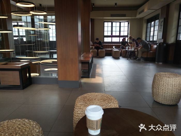 星巴克臻选(成都宽窄巷子店)大堂图片