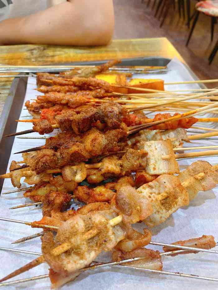 聚点烧烤(天元东路店)-"一家很大的烧烤店,生意挺不错的,人很多 .