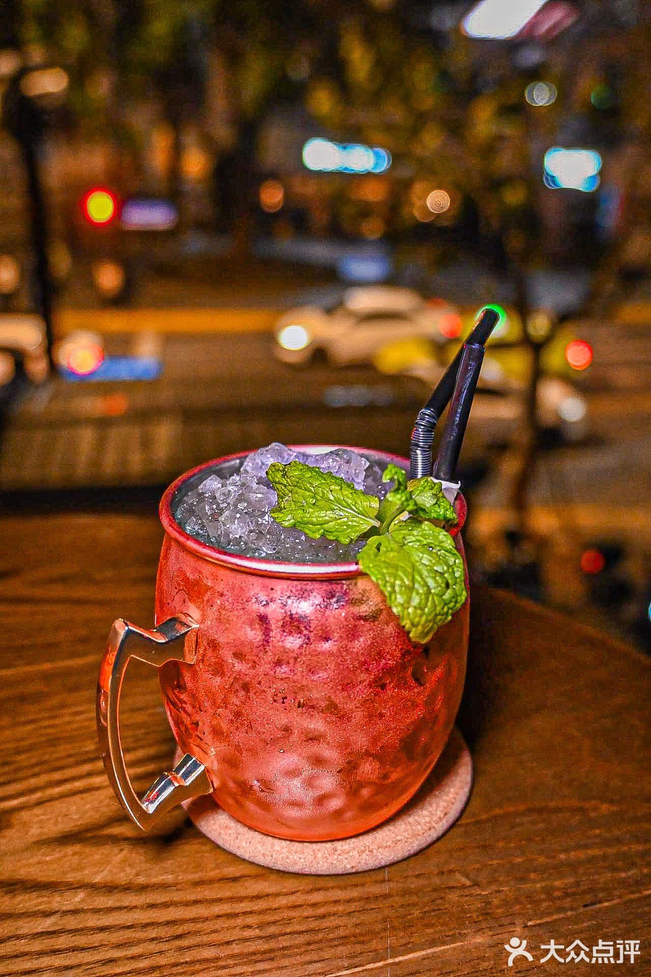 淮海中路上的这家bar，白天是咖啡店，夜晚是酒吧