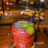 淮海中路上的这家bar，白天是咖啡店，夜晚是酒吧
