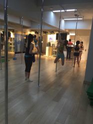 点击看大图 上海劲雅钢管舞学院-华翎国际钢管舞培训