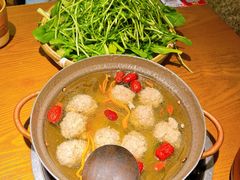 泉水肉丸子嫩豆苗-吃饭皇帝大(长宁龙之梦店)