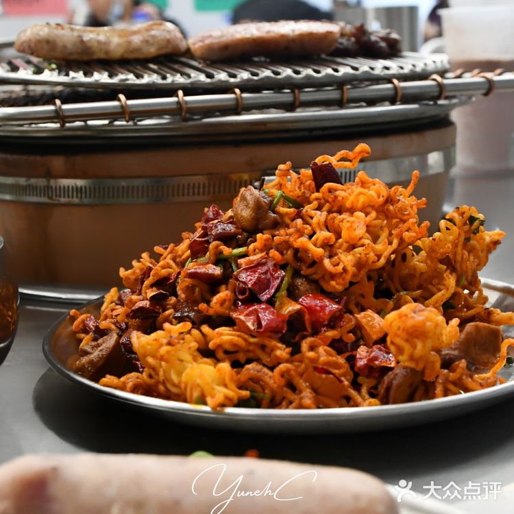 网红炭火烤肉店