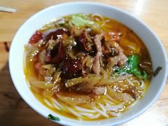酸菜肉丝米线-越洋肖氏老米线(杨家坪店)