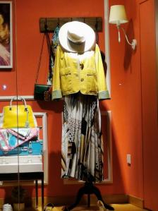 渔牌专卖店-"家门口的一家衣服专卖店,装修的非常低调,.
